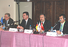 Dr. Jeub, Dr. Müller, Herr Erçin und Herr Çelik auf einem Podium.
