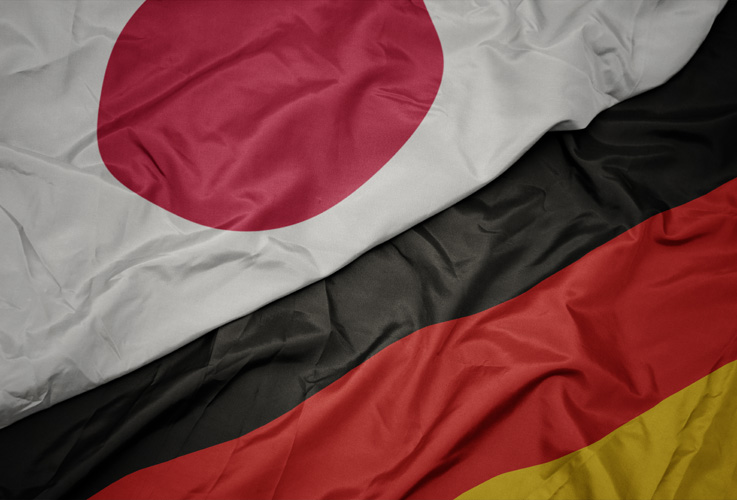 Wehende Flaggen von Japan und Deutschland