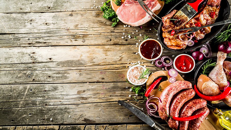 Fleisch und Wurstwaren auf einen Holzhintergrund