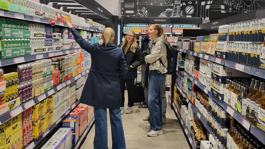 Store Check im Regal von Lebensmittel- und Weinbereich