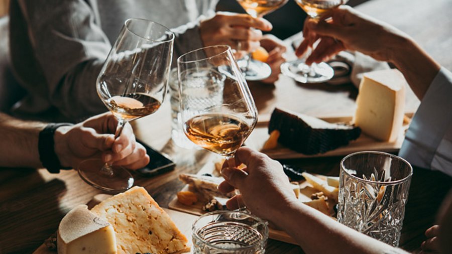 Anstoßen mit Wein.