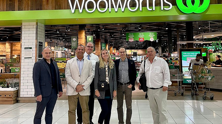 Personengruppe vor dem Supermarkt "woolworths"