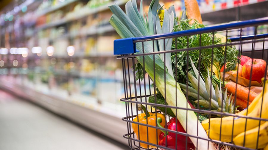 Einkaufswagen im Supermarkt