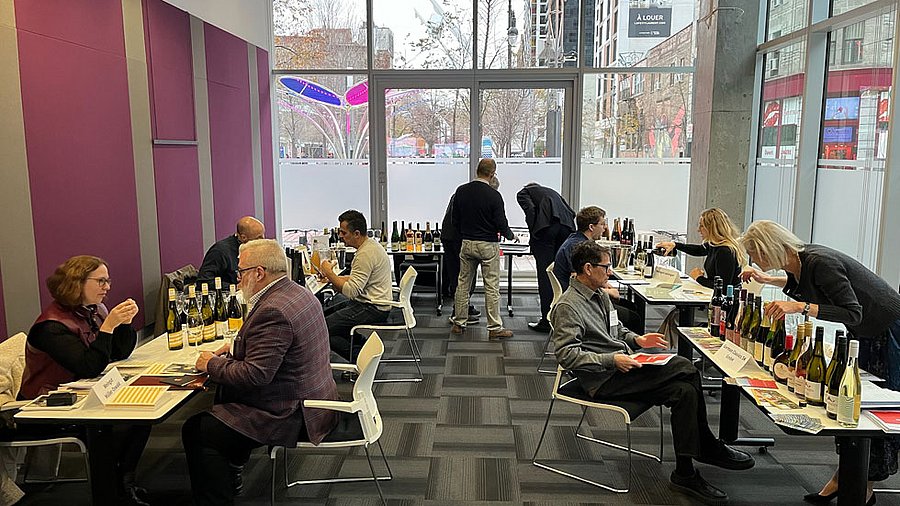 Wein steht auf Tischen zur Präsentation