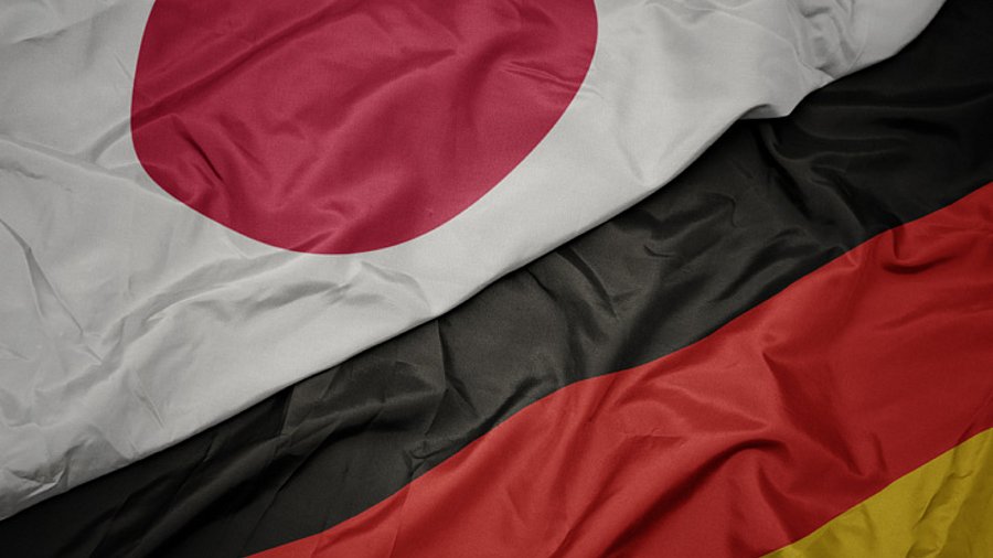 Wehende Flaggen von Japan und Deutschland