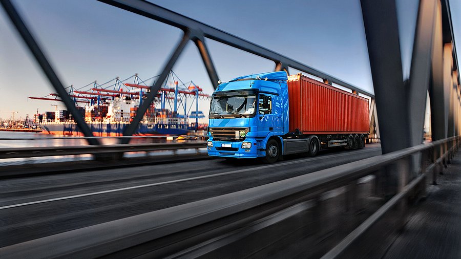 LKW mit Container im Hamburger Hafen