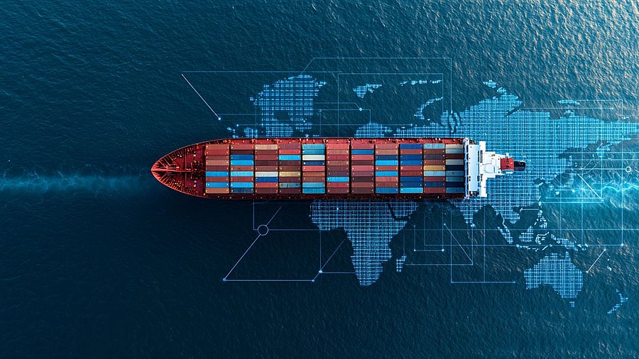 Luftaufnahme eines Containerschiffs auf See, überlagert mit einer digitalen Karte zur Exportkontrolle