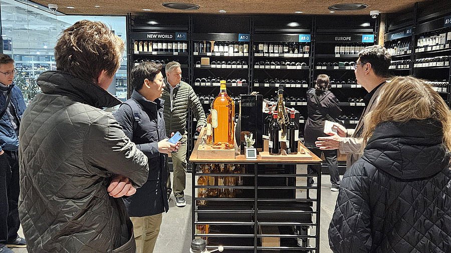 Produktpräsentation im Weingeschäft